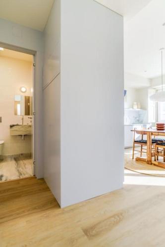 Modern & Bright - Faro Mercado Apt 22 by Lisbeyond