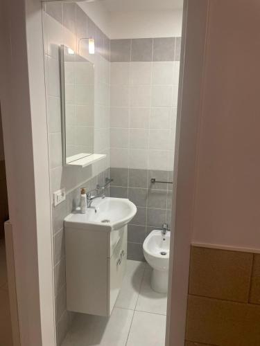 La salle de bains est pourvue d'un lavabo et de toilettes. dans l'établissement case vacanze maglie centro, à Maglie