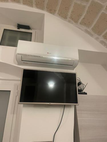a flat screen tv hanging on a wall at case vacanze maglie centro in Maglie