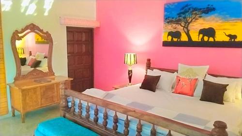 1 dormitorio con cama y espejo en Jungle Heritage, en Paliā Kalān