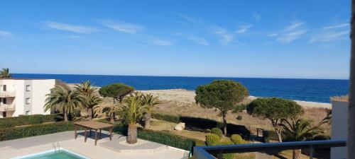 Photo de la galerie de l'établissement CAPITELLES - vue mer - piscine - front de mer, à Saint-Cyprien