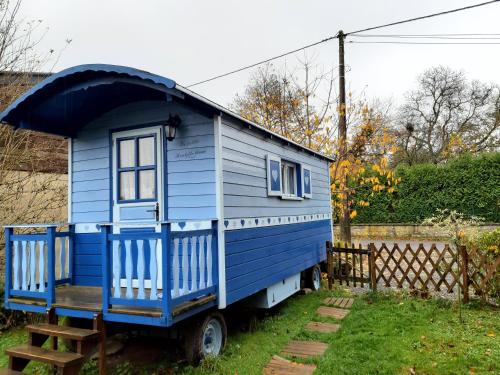 uma pequena casa azul na parte de trás de um camião em The Little Blue Caravan em Scy