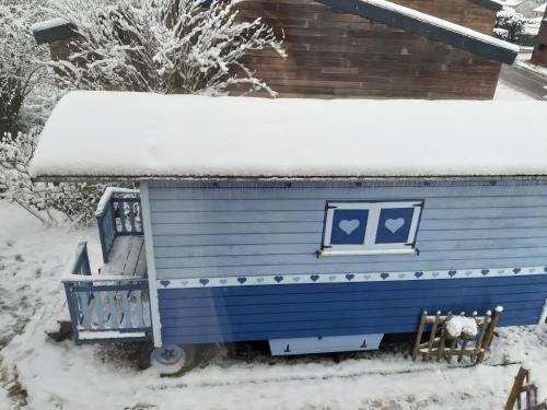 Το Cozy Little Blue Caravan in Scy Belgique τον χειμώνα