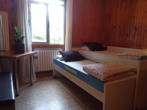 1 Schlafzimmer mit 2 Betten und einem Fenster in der Unterkunft InterNational 