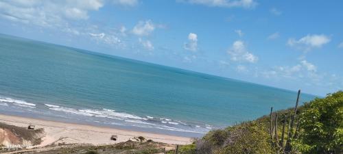 una playa de arena con vistas al océano en Casa boa vista, en Icapuí