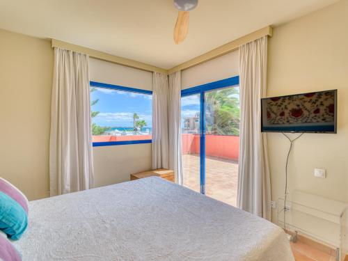 コラレホにあるLong Beach By CanariasGetawayのベッドルーム1室(ベッド1台、大きな窓付)
