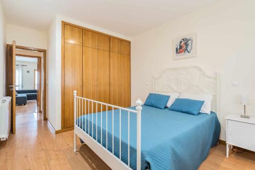 ein Schlafzimmer mit einem Bett mit blauen Kissen darauf in der Unterkunft Casal do Porto in Vila Verde