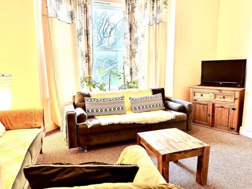 Televisyen dan/atau pusat hiburan di Relaxing Park View Apartment