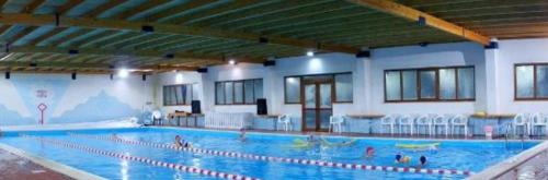 - une grande piscine dans un grand bâtiment dans l'établissement IL RIFUGIO DELLO SCIATORE/HOTEL PARADISO, à Roccaraso