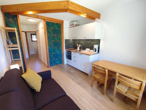 un salon et une cuisine avec un canapé et une table dans l'établissement Appartement La Canopée, à Gresse-en-Vercors