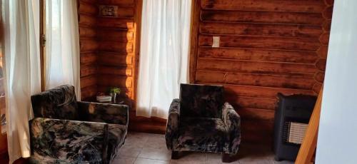 2 Stühle in einem Zimmer mit Fenster in der Unterkunft La Escondida in Tunuyán