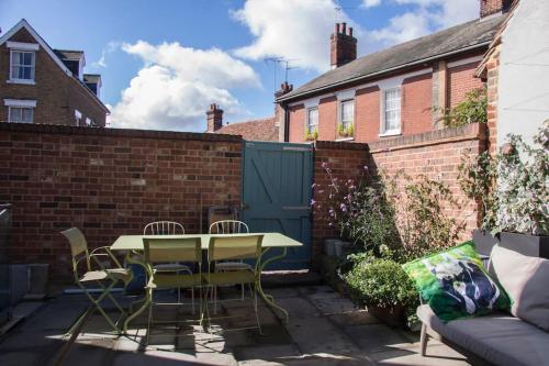 Ruang duduk di Charming Tudor riverside house