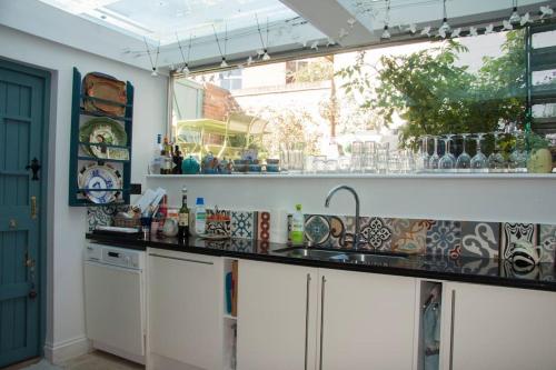 Dapur atau dapur kecil di Charming Tudor riverside house