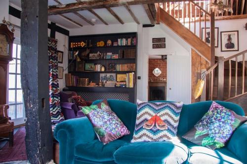 Ruang duduk di Charming Tudor riverside house