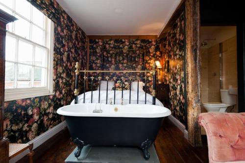 Bilik mandi di Charming Tudor riverside house
