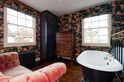 Gambar di galeri bagi Charming Tudor riverside house di Wivenhoe