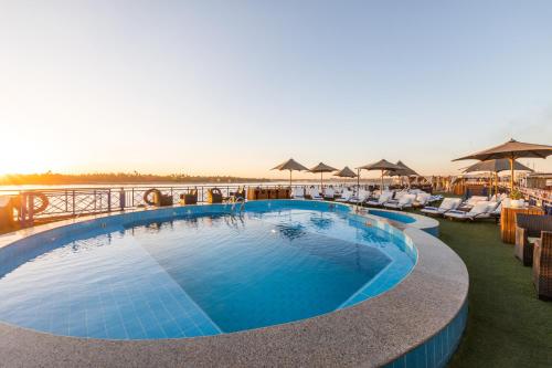 Bazén v ubytování M/S Esmeralda Nile Cruise - 4 or 7 Nights From Luxor each Monday and 03 Nights From Aswan each Friday nebo v jeho okolí