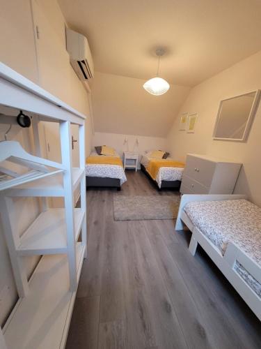 - une chambre avec 2 lits et 2 lits superposés dans l'établissement Cottage LE HÉRON, à quelques pas du lac de la Forêt d'Orient - Les Cottages du Belvédère, à Mesnil-Saint-Père