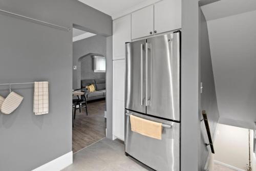 uma cozinha com um frigorífico de aço inoxidável num quarto em Stylish luxury home in downtown Royal Oak Bham em Berkley