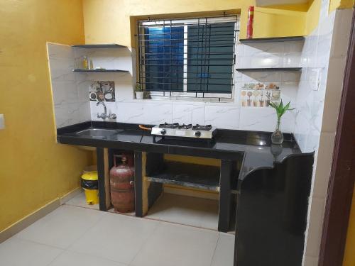 AADWIKA HOME STAY tesisinde bir banyo