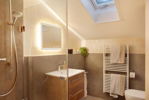 a bathroom with a sink and a shower and a toilet at Ferienwohnung Gipfelblick in Grainau