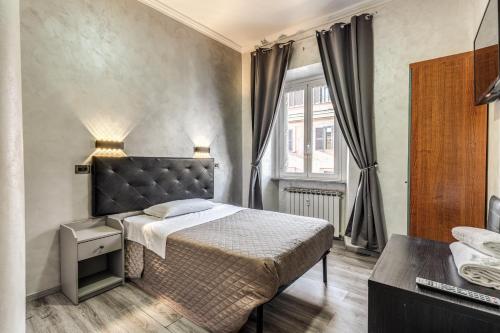 um quarto com uma cama e uma janela em Hotel Planet em Roma