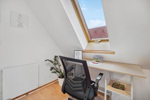 a office with a desk and a window at Apartment am Hainich - 59m2, 4 Personen, Küche, Netflix, Parken, Hunde Willkommen in Hörselberg-Hainich