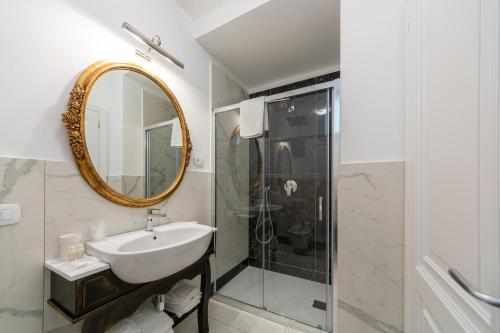 uma casa de banho com um lavatório e um espelho em Villa Amore em Ravello