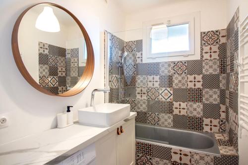 a bathroom with a sink and a mirror at T3 Calme Balcon Climatisation et Parking gratuit - Netflix - Stade Vélodrome in Aix-en-Provence