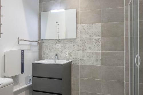 a bathroom with a white sink and a shower at Les Augustins *T4* in Orléans