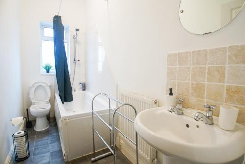 bagno con lavandino e servizi igienici di Comfy Bury house for contractors & families - Street parking 