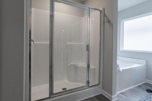 W łazience znajduje się szklana kabina prysznicowa i umywalka. w obiekcie Bama Breeze w mieście Foley