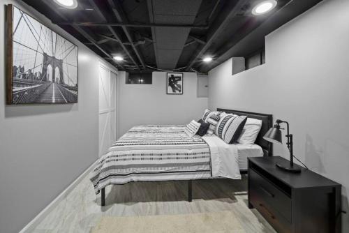 um quarto com uma cama e uma cómoda em Elegant Oasis 4 Bedroom Home Away from Home em Utica
