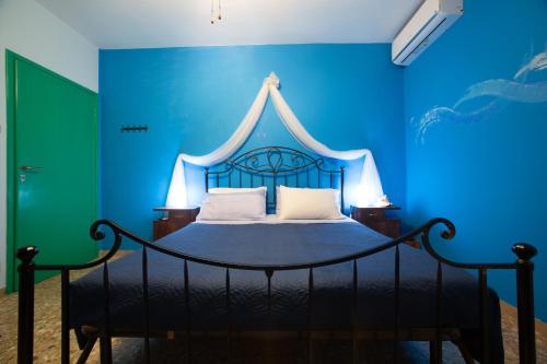 比薩的住宿－Ai 4 Elementi，一间卧室配有一张蓝色墙壁的床
