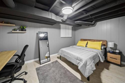 Un pat sau paturi într-o cameră la Cozy 3bd home in downRoyal Oak