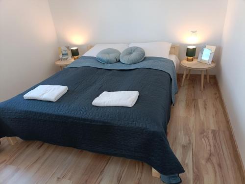 um quarto com uma cama grande com duas almofadas em Apartamenty Kaniówka 25 em Gliczarów Górny