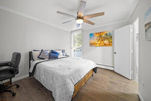 - une chambre avec un lit et un ventilateur de plafond dans l'établissement Stylish cozy 1 Bedroom Apartment in Ferndale MI, à Ferndale