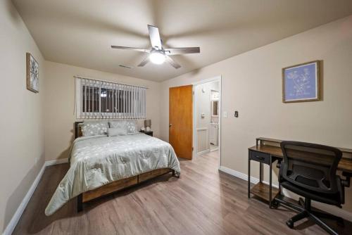 - une chambre avec un lit, un ventilateur de plafond et un bureau dans l'établissement Modern Cozy 1 Bedroom Apartment in Shelby Township, à Shelby