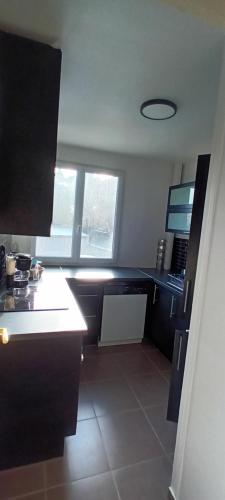 a kitchen with a counter and a desk in it at Appart à Versailles, 2 à 4 pers, avec parking in Versailles