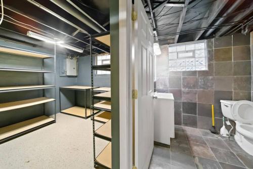 La salle de bains est pourvue de toilettes et d'un lavabo. dans l'établissement Stylish Luxury 3bd home in Downtown Birmingham, à Birmingham
