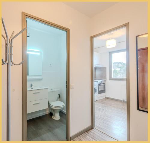 een badkamer met een toilet en een spiegel bij Studio Paisible Annemasse in Annemasse