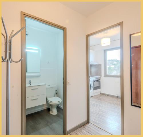 une salle de bain avec toilettes et miroir dans l'établissement Studio I Paisible I Annemasse, à Annemasse