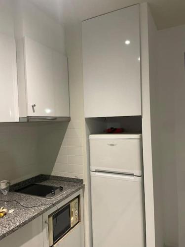 Η κουζίνα ή μικρή κουζίνα στο Newly refurbished 2 bed appt Vilamoura