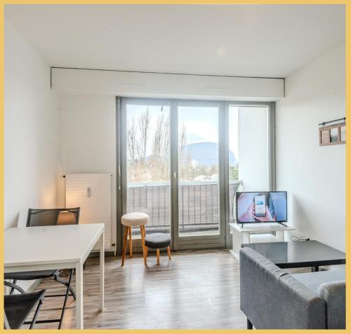 un salon avec un canapé et une télévision dans l'établissement Studio I Paisible I Annemasse, à Annemasse