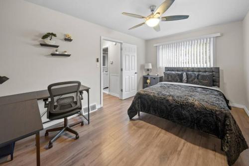 1 dormitorio con cama, escritorio y silla en Modern Cozy 1 Bedroom Apartment in Shelby Township, en Shelby