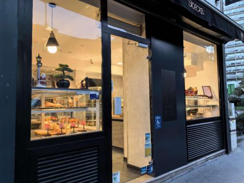une vitrine d'une boulangerie avec de la nourriture à l'intérieur dans l'établissement Chevaleret-Paris, à Paris