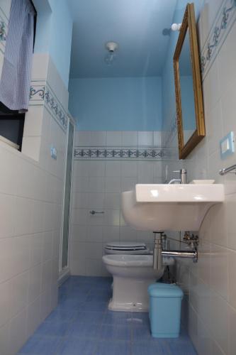 a bathroom with a sink and a toilet at Al Vecchio Leccio in Pistoia