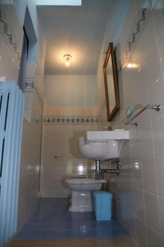 a bathroom with a sink and a toilet at Al Vecchio Leccio in Pistoia