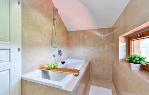 une salle de bain avec une baignoire blanche et un lavabo dans l'établissement STRUČIĆ WINERY ESTATE, à Vinogradi Ludbreški