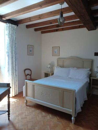 une chambre avec un grand lit dans une pièce dans l'établissement 2 bedroom apartment in the grounds of a Chateau, à Saint-Paul-Lizonne